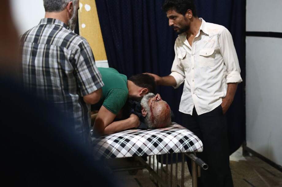 Un hombre lamenta la muerte de un ser querido en Douma (Siria). / AFP