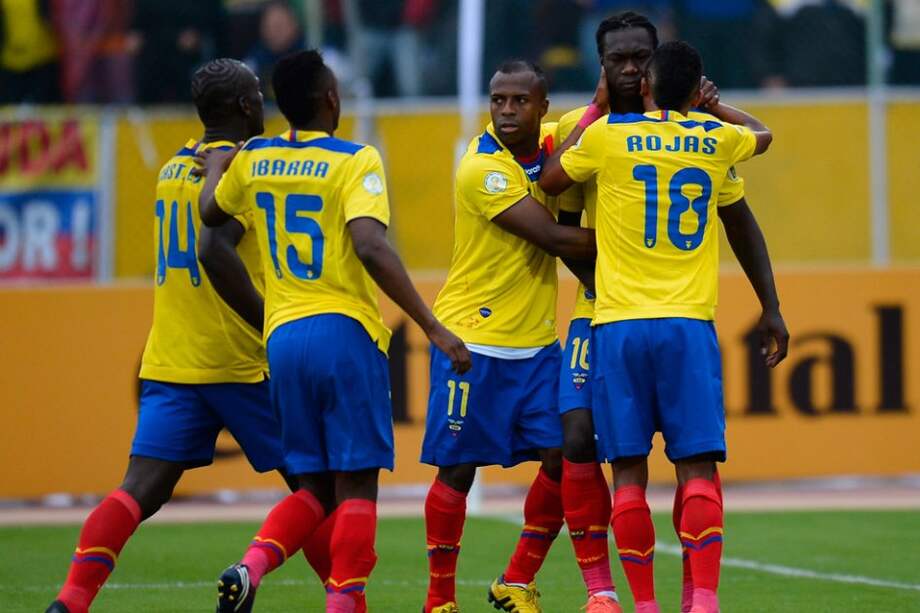Jugadores de Ecuador celebran la victoria sobre Chile. / AFP
