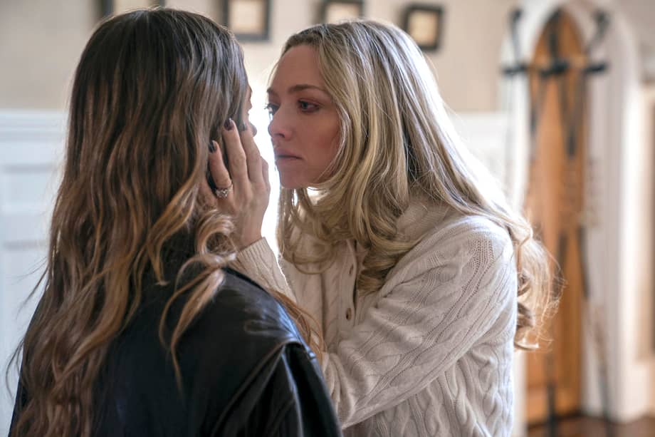 Fotograma cedido por Lionsgate donde aparece Sydney Sweeney (i) como Millie Calloway y Amanda Seyfried (d) como Nina Winchester, durante una escena de la película 'The Housemaid'.