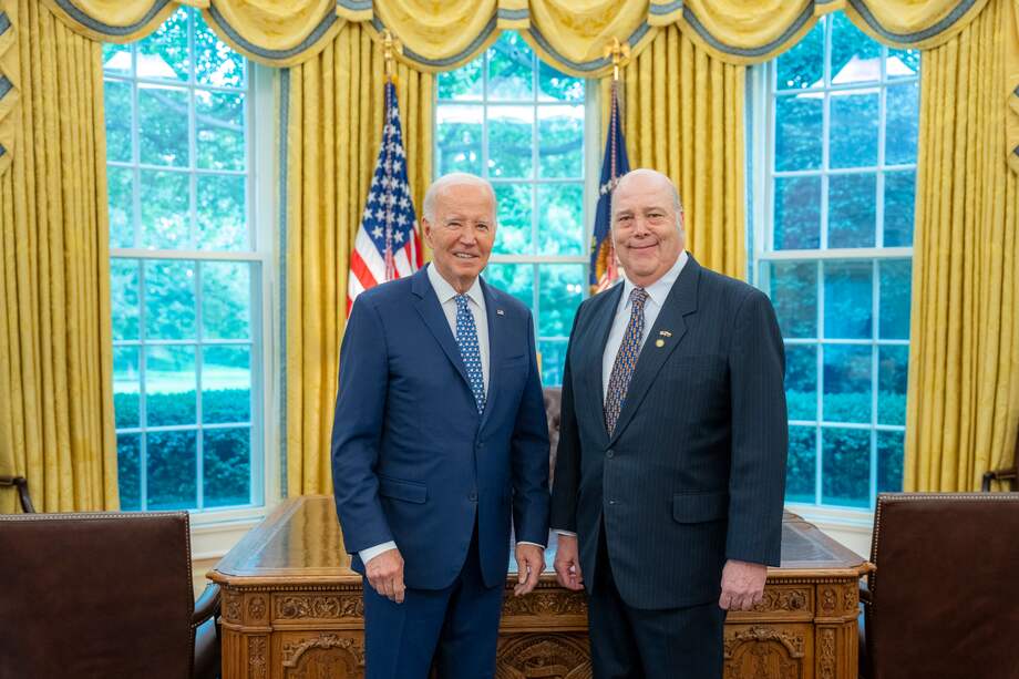 El presidente Joe Biden y el embajador de Colombia en Washington, Daniel García-Peña.