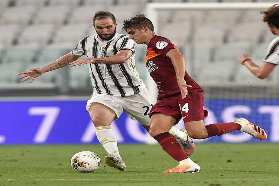 Gonzalo Higuain (Juventus) marcando a Gonzalo Villar, volante de la Roma, en el último partido de la temporada en la serie A.