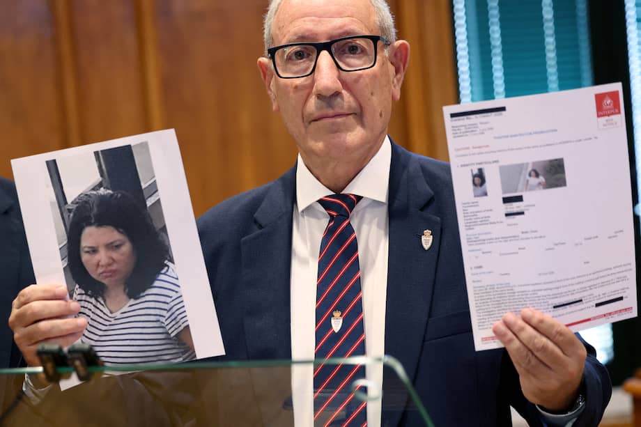 El director de Seguridad Pública de Mónaco, Eric Arella, muestra la notificación roja emitida por Interpol contra una mujer ucraniana sospechosa de colocar una bomba en Mónaco.
