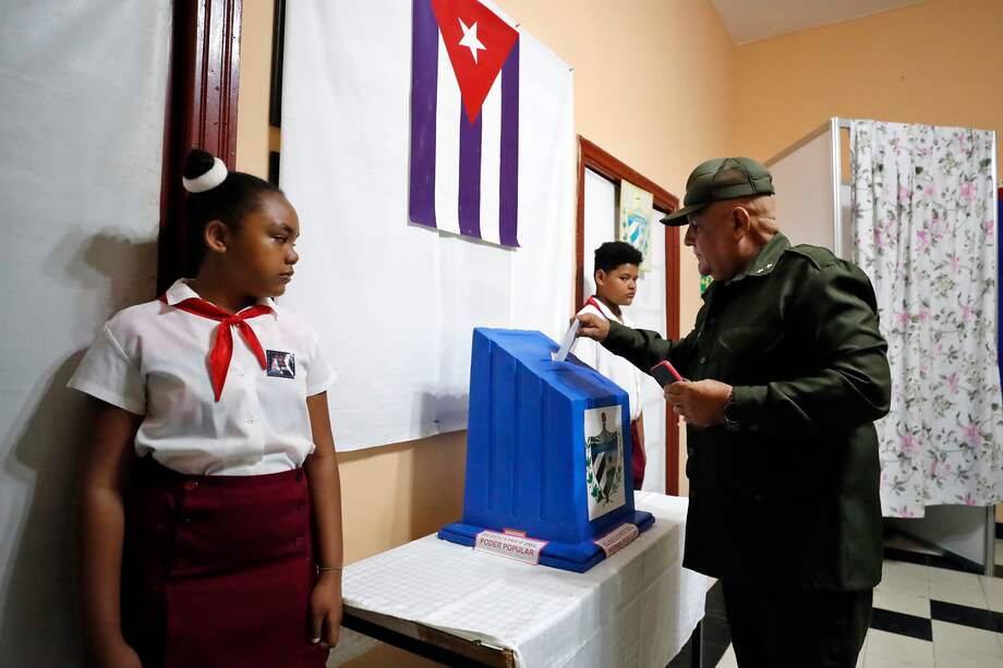 Un militar vota en las elecciones parlamentarias, en un colegio electoral de La Habana (Cuba).