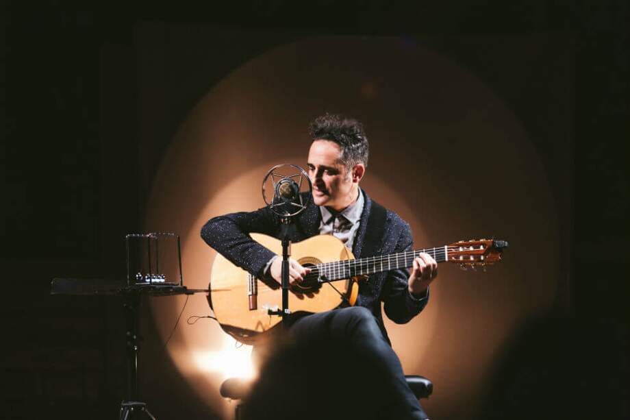 Jorge Drexler es médico de profesión, tradicional, de aquellos que podían hacer consultas de varias horas en las que construían una relación más íntima con sus pacientes. / Cortesía