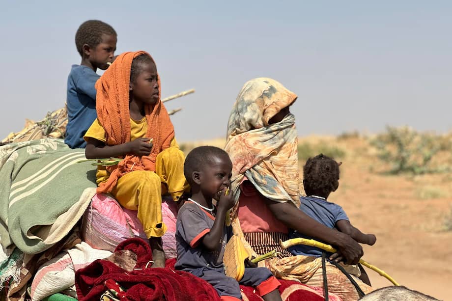 Desplazados sudaneses huyen del conflicto en medio de la crisis humanitaria que deja tres años de guerra en el país.