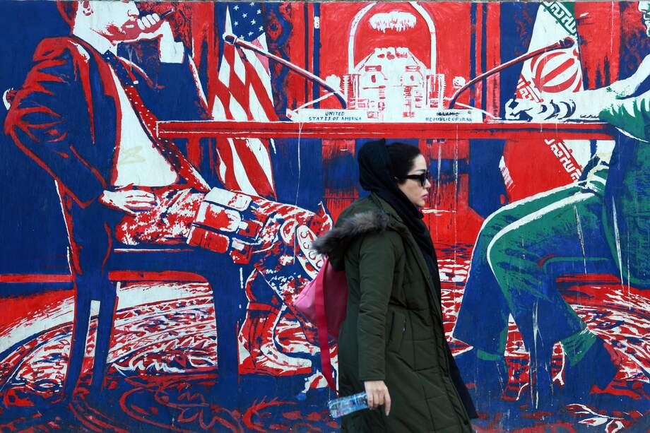 Una mujer iraní camina junto a un mural antiestadounidense cerca de la antigua embajada de Estados Unidos en Teherán, Irán, el 6 de noviembre de 2024.
