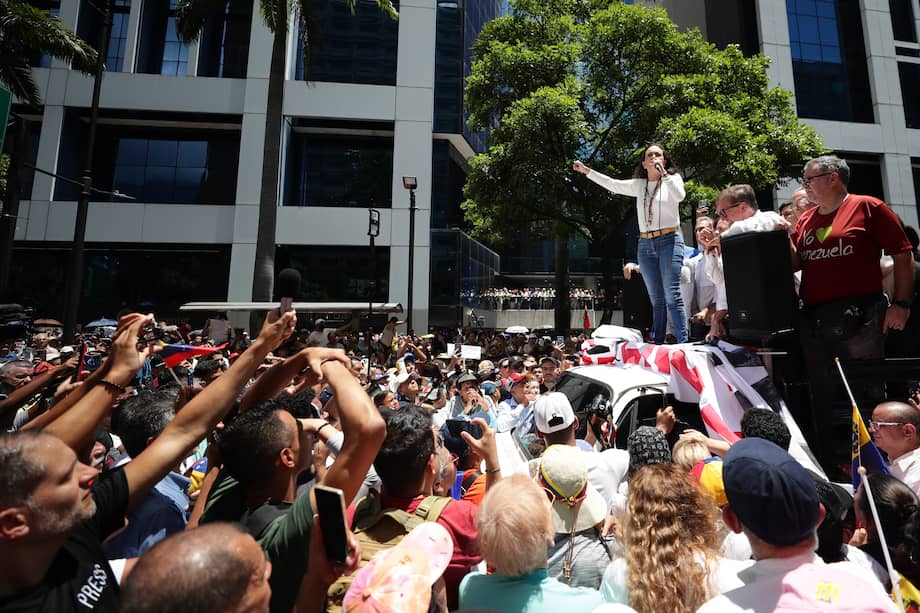 La líder opositora venezolana, María Corina Machado, pronuncia un discurso ante sus seguidores en Caracas.