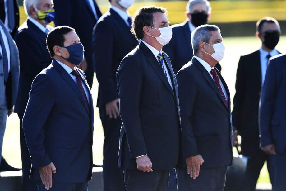 El mandatario de ultraderecha es contrario a las medidas de confinamiento, por considerar que son ruinosas para la economía, y ha llegado a calificar al coronavirus de "gripecita".
/ AFP