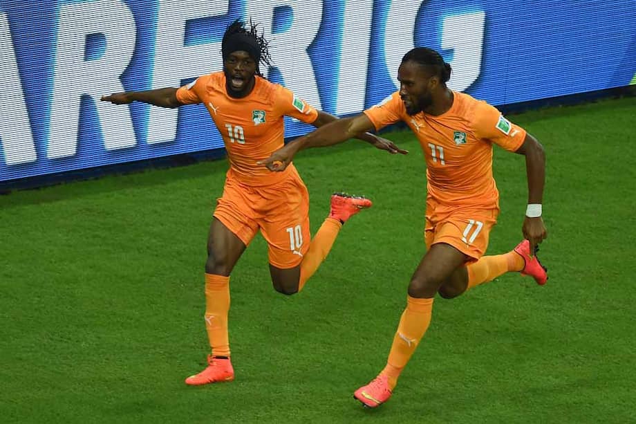 Gervinho y Didier Drogba celebran el triunfo de Costa de Marfil sobre Japón. / AFP