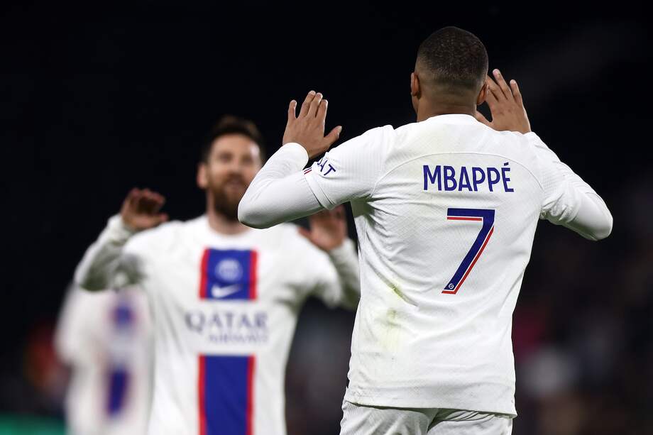 Kylian Mbappe de PSG celebra con Lionel Messi después de marcar el gol de ventaja de 0-2 contra el portero de Angers Paul Bernardoni durante el partido de fútbol de la Ligue 1 francesa entre Angers y Paris Saint Germain en Angers, Francia.