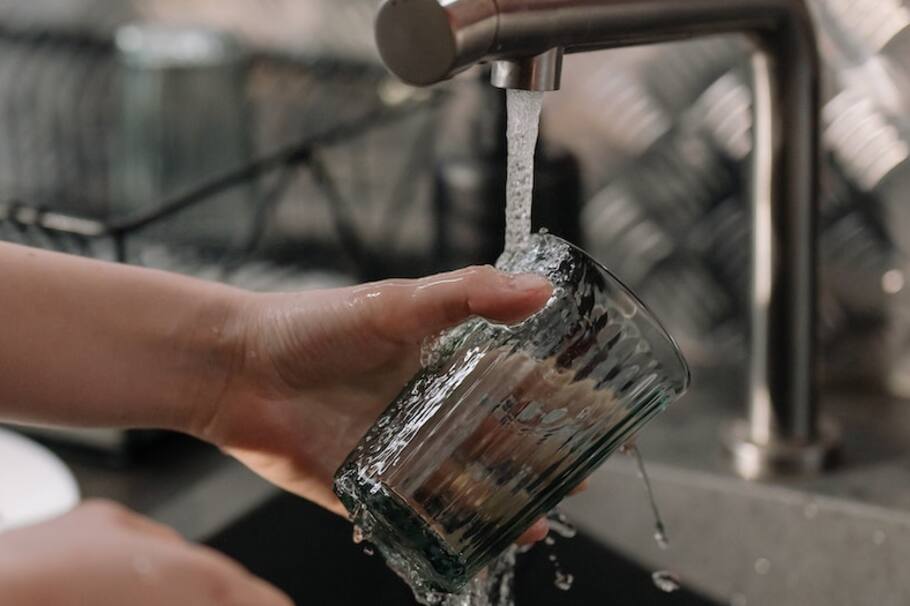 El truco para dejar el lavaplatos impecable solo con un ingrediente