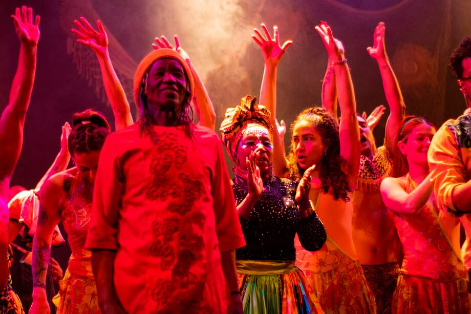 "Entre mares y ríos, mi voz es historia" cuenta con la participación de más de 35 artistas en escena, entre músicos, bailarines, actores y artistas circenses.