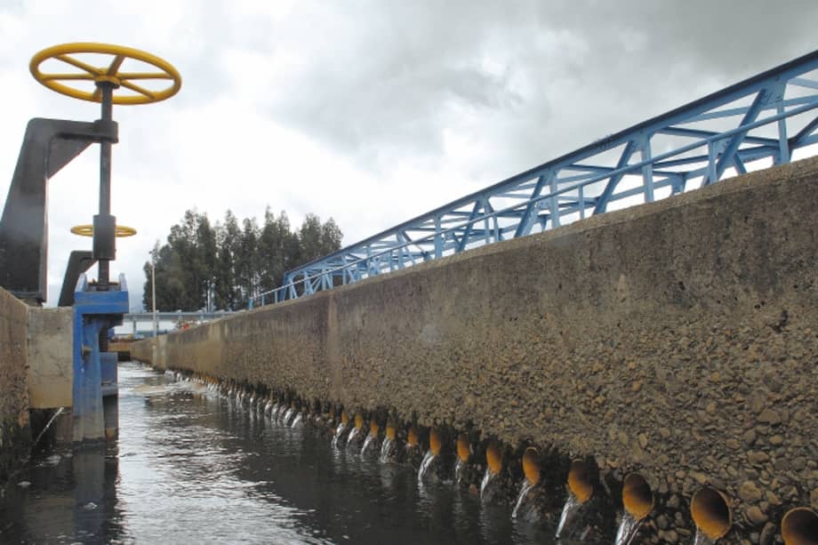 Un decreto de 1906 le cedió al Distrito el aprovechamiento de las aguas de los ríos de su territorio, pero con la creación de la EAAB el permiso expiró. / Gustavo Torrijos
