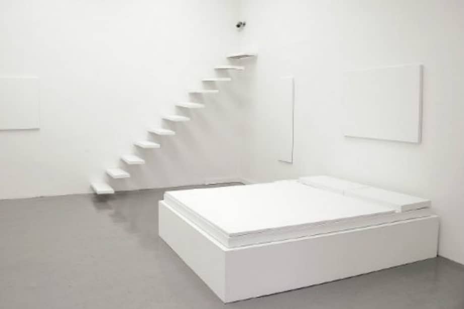 Vista “El síndrome de CB2”. Instalación de bastidores blancos con intervenciones en acrílico (45 m2). En Sala de Proyectos, Galería Nueveochenta 2015. / Archivo privado Daniel Salamanca N.