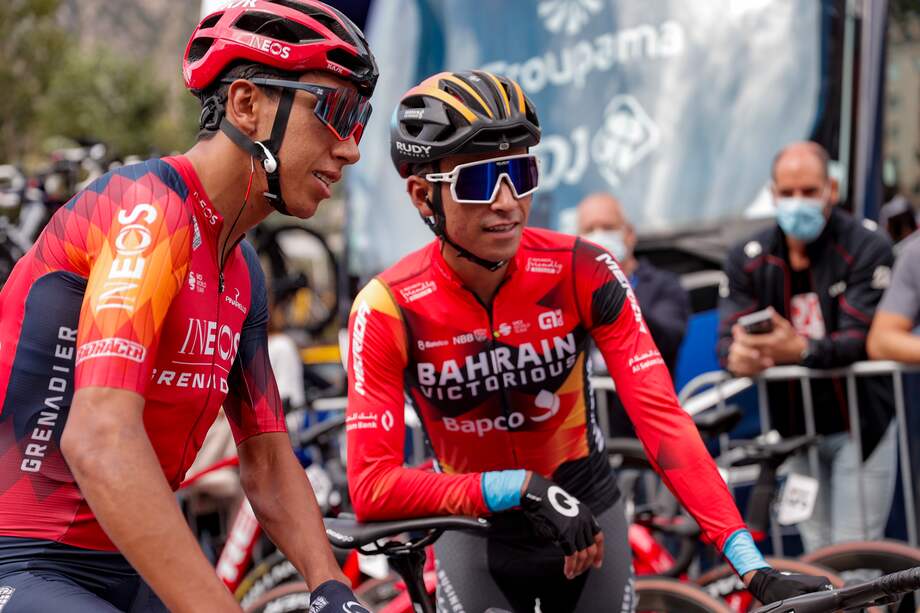 Egan Bernal, del Ineos Grenadiers, conversa con Santiago Buitrago, del Bahrain Victorious.