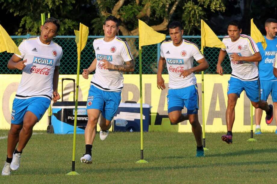 La selección de fútbol de Colombia completó cuatro sesiones de entrenamiento antes del partido de este jueves ante Chile, en Barranquilla. / EFE