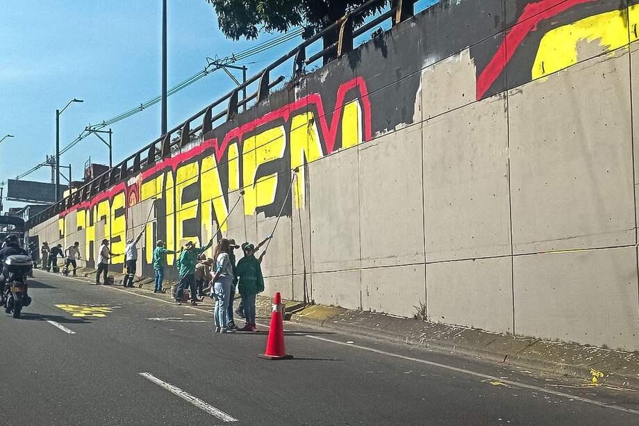 "Borrar murales porque se quiere ciudades impolutas, sin rastro de descontento o de provocación, es ingenuo a la vez que descaradamente autoritario": Piedad Bonnett.