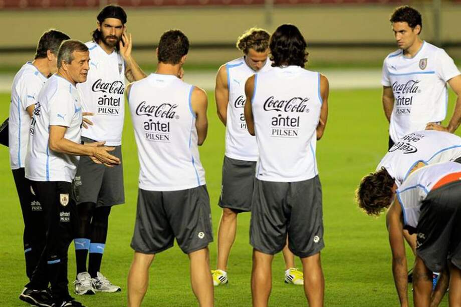 Óscar Tabárez en charla técnica. / EFE