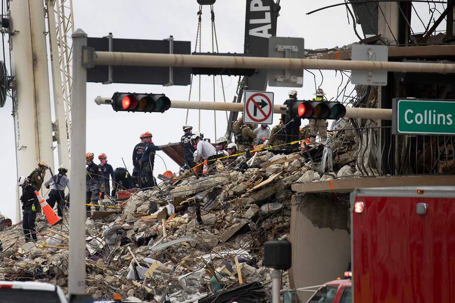 La parte que mira al mar del condominio Champlain Towers se desplomó la madrugada del 24 de junio y redujo a escombros más de 50 unidades del total de 136. Desde entonces las cuadrillas de rescate bregan por hallar posibles sobrevivientes.