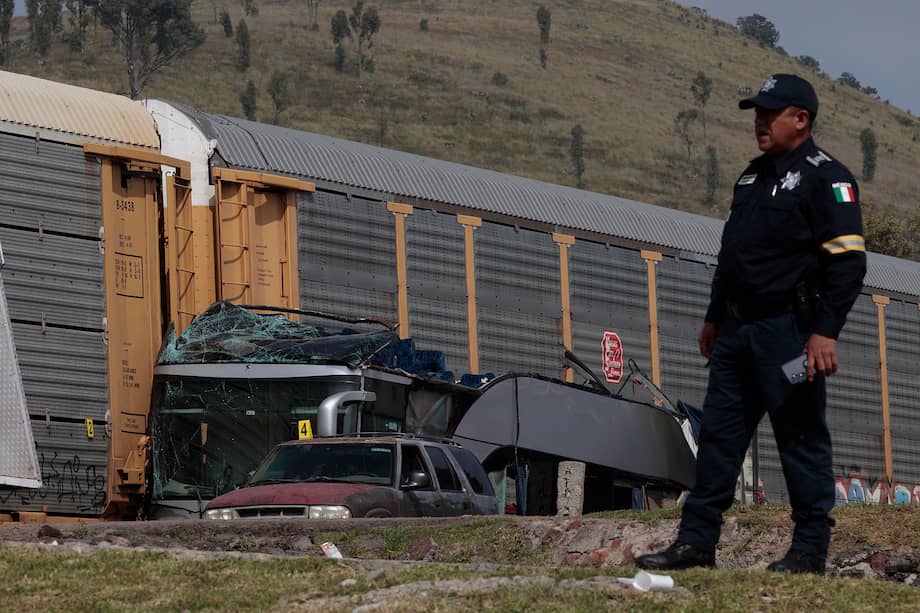 El tren transportaba a más de 200 personas. Aunque varias están fuera de peligro, otras siguen siendo atendidas por personal médico.