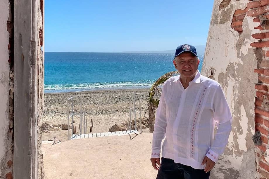 El presidente de México, Andrés Manuel López Obrador, visitó el penal de las Islas Marias, en las costas del estado de Nayarit (México), el domingo. / EFE