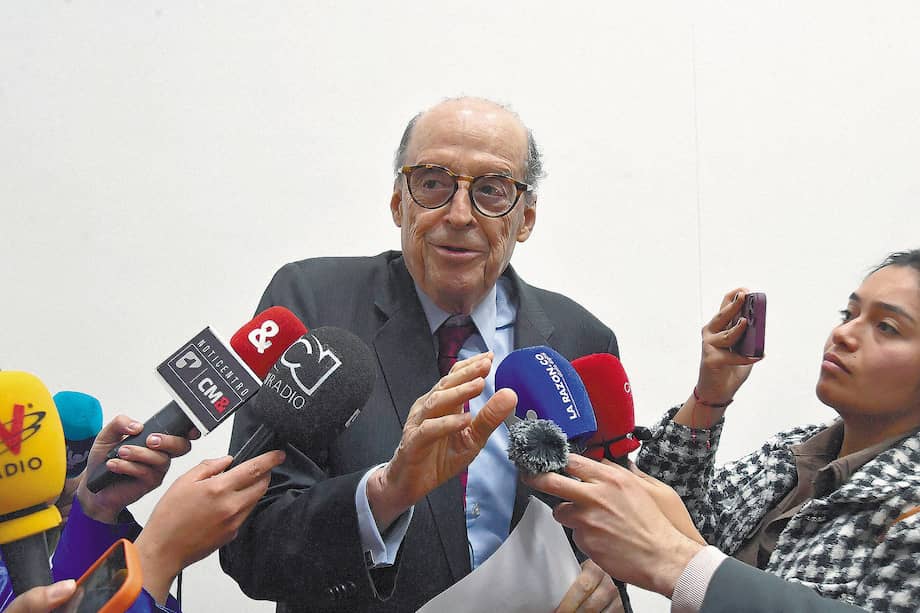 Por el mismo caso de los pasaportes, la Procuraduría destituyó e inhabilitó por diez años al excanciller Álvaro Leyva.