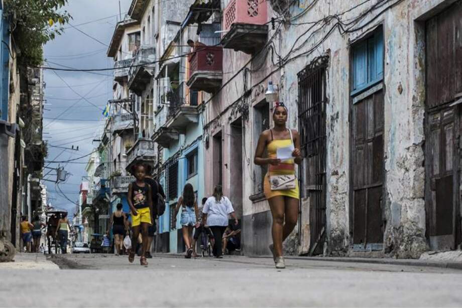 Fotografía del diario vivir en Cuba, en una calle histórica de La Habana Vieja. / Samuel Corum - Agencia Anadolu