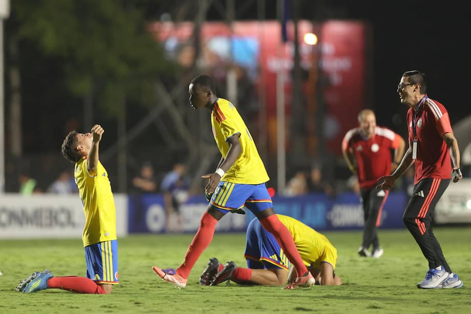 Jugadores de Colombia celebran tras ganar este domingo, la final del Sudamericano Sub-17.