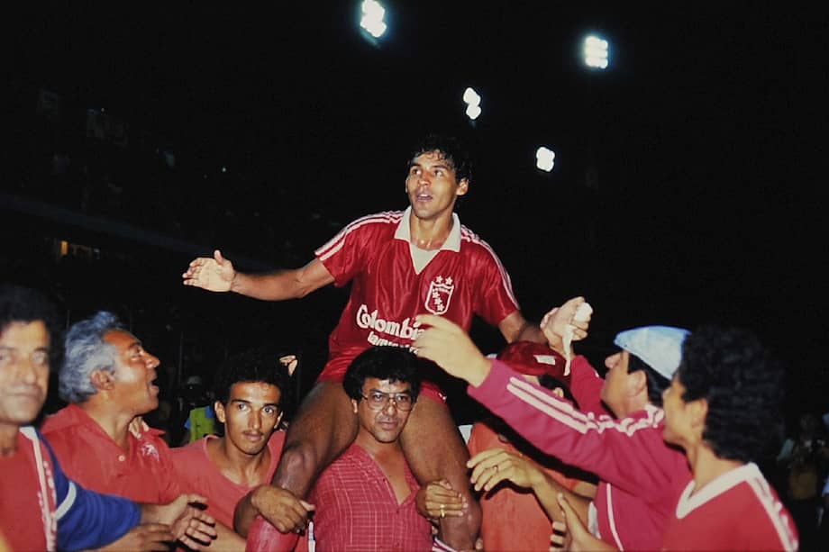 El paraguayo Roberto Cabañas durante la celebración de la sexta estrella del América, en 1986. /Archivo El Espectador