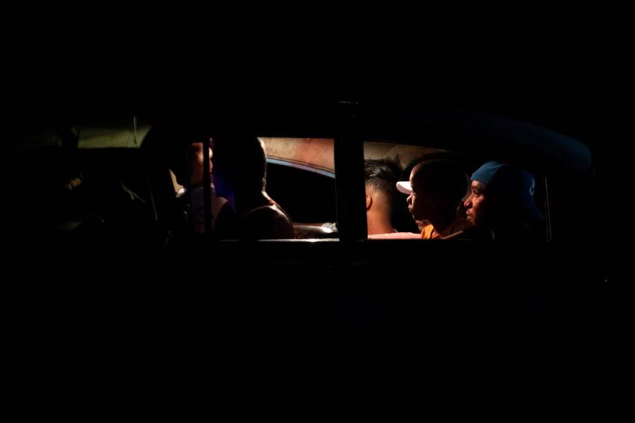Imagen de referencia de uno de los últimos apagones en Cuba. La foto muestra un taxi que transporta a varias personas en la oscuridad, en el municipio Cerro, en La Habana.