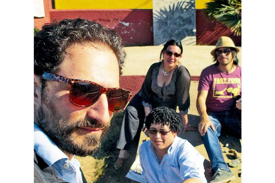 En la tumba de Vicente Huidobro. A la izquierda Eduardo Bechara, con Ricardo Jhalet, Libertad Manque y César Hidalgo. / Cortesía: Eduardo Bechara