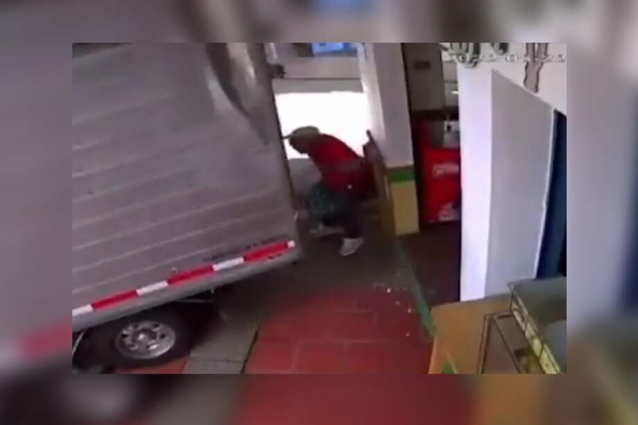 El hombre se había sentado en ese lugar unos segundos antes de ser impactado por el vehículo.