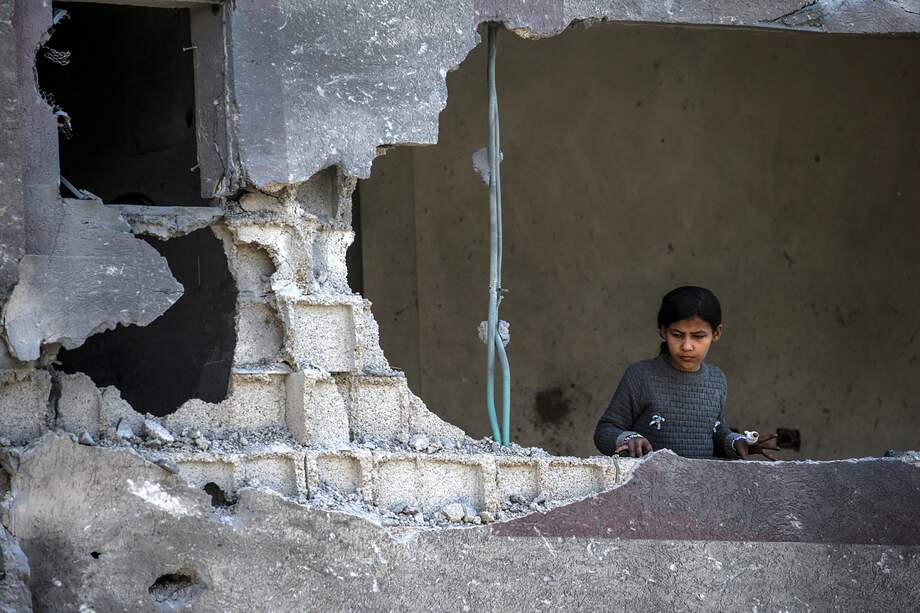 Familias de palestinos buscan a desaparecidos tras bombardeos israelíes en Gaza.