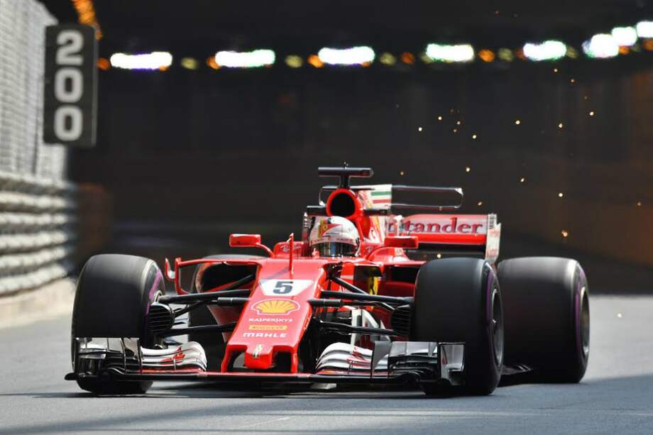 El piloto Sebastian Vettel durante su segunda sesión de prueba en el circuito callejero de Mónaco. / AFP.