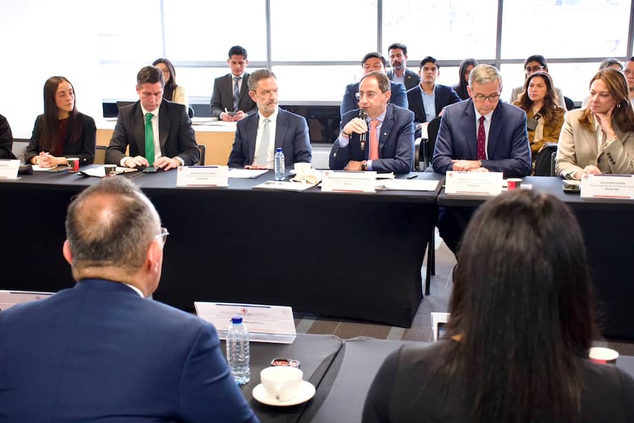 En el balance de las mesas técnicas entre la Contraloría y gobierno de Abelardo de la Espriella estuvieron presentes el vicepresidente electo, José Manuel Restrepo, y los ministros delegados Omar Bula, Miguel Gómez y Ana María Vesga.