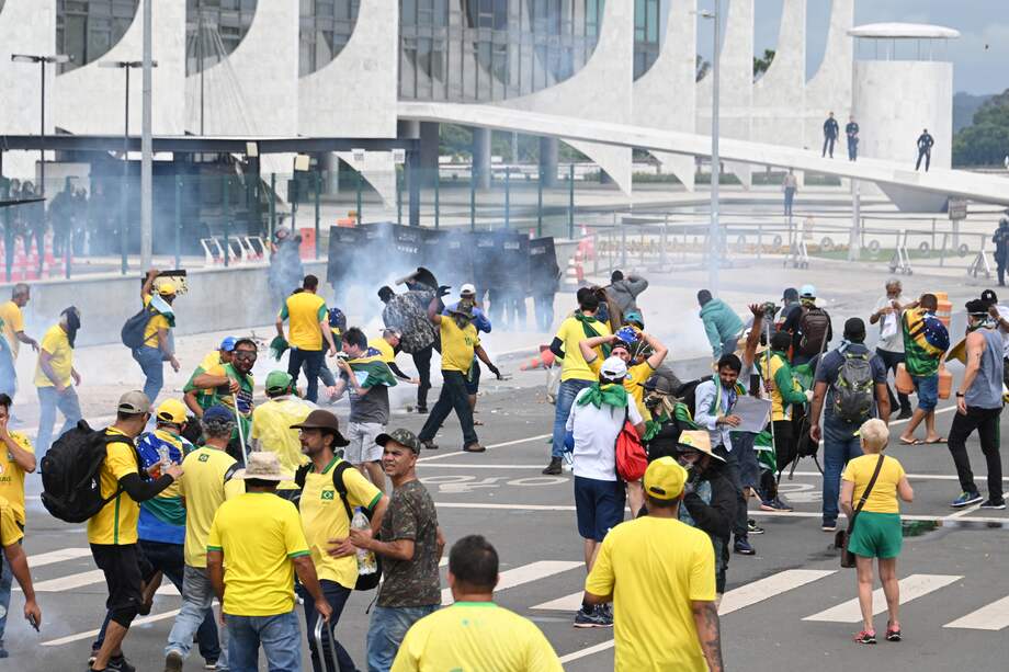 Los partidarios del expresidente Jair Bolsonaro chocan con la policía, durante una manifestación frente a la sede del Congreso Nacional de Brasil, en Brasilia.