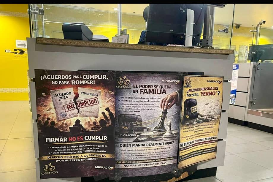 Puesto de Migración Colombia con pancartas de protestas de sus empleados.
