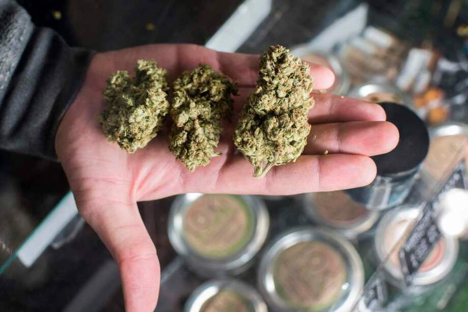 California comenzó hace tres días la venta de marihuana. A Trump no le gusta la idea y la quiere cambiar. / AFP