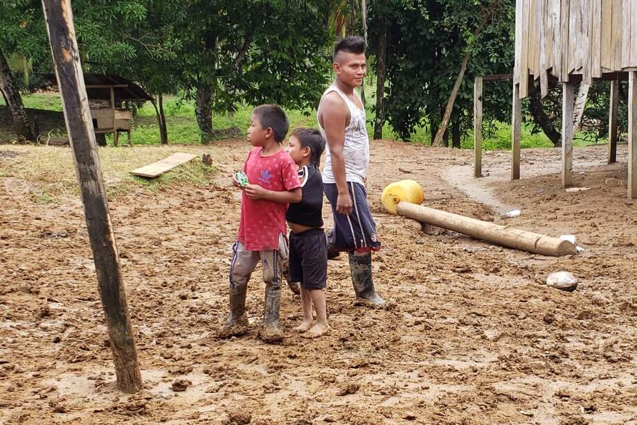 Miembros del resguardo emberá Guamal-La Raya. Según estadísticas del Dane, tomadas del censo de 2018, en Colombia hay más de 77 mil miembros de la comunidad indígena emberá chamí. / Foto CAMIZBA.