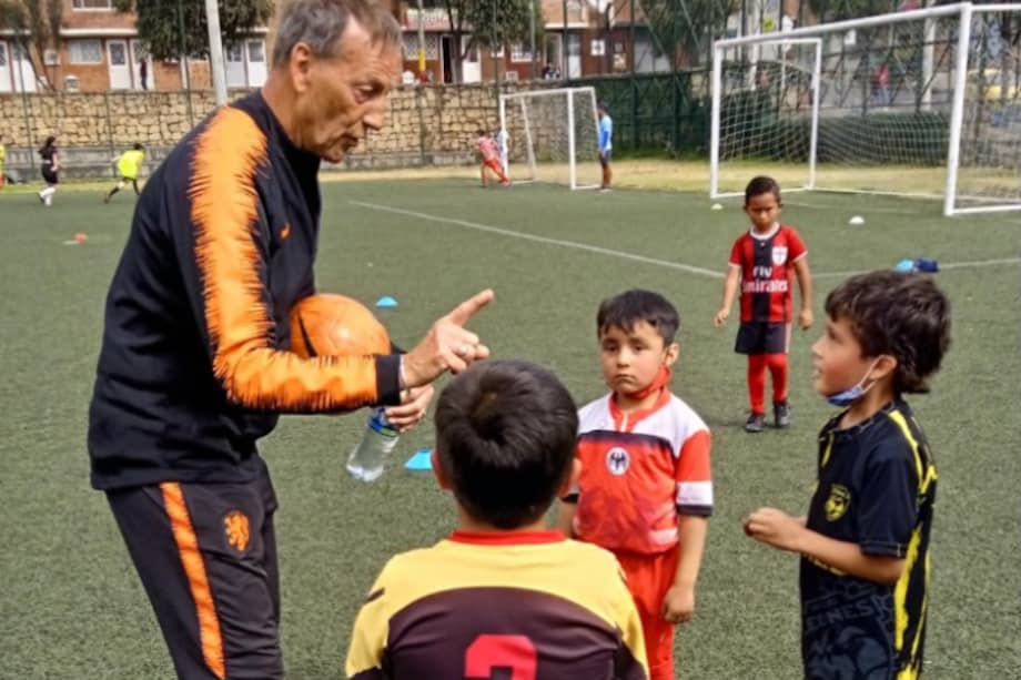Johan Neeskens dejó de dirigir en equipos profesionales en 2012, desde ese momento trabaja en proyectos sociales ligados al fútbol.