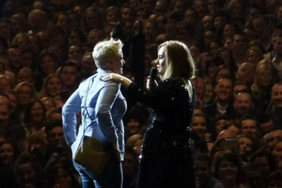 Adele, la 'celestina' de una joven británica en medio de un concierto