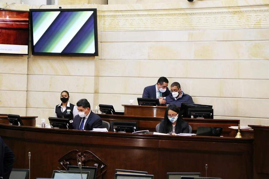 La mesa directiva tomó al decisión de aislarse luego de que la senadora María del Rosario Guerra informara que dio positivo para COVID-19.