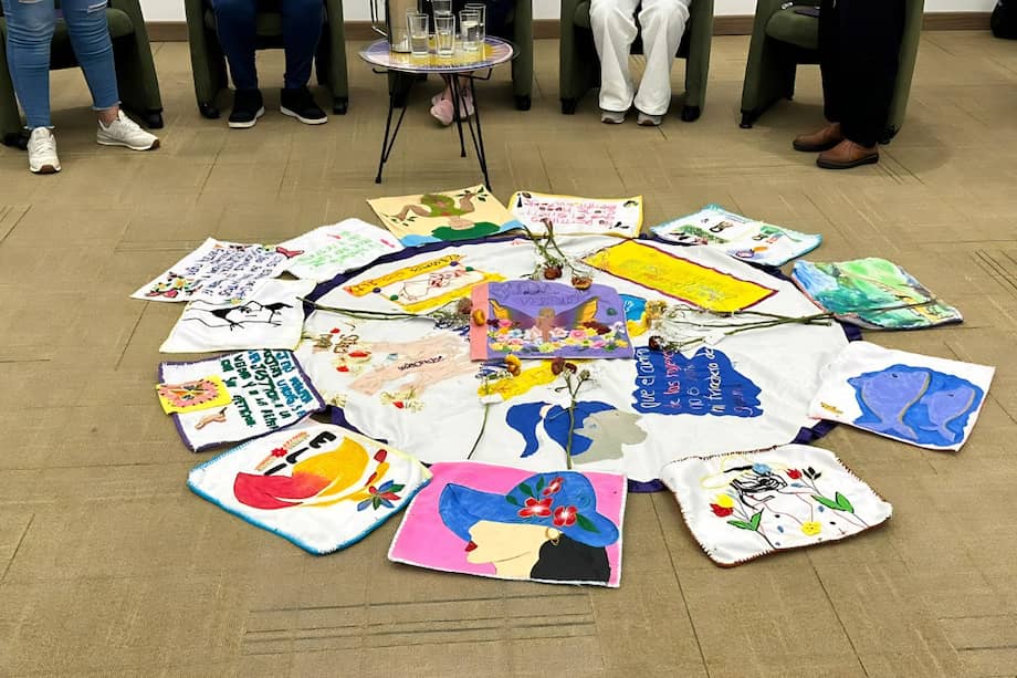 Mujeres denuncian violencias basadas en género ejercidas por la fuerza pública en el conflicto armado colombiano.