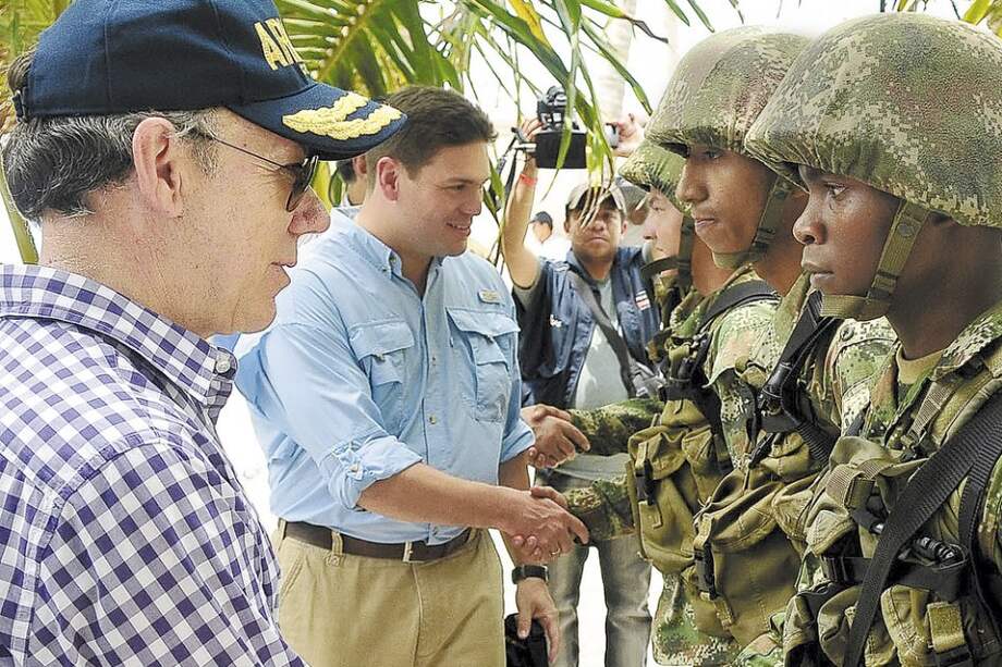 El presidente Santos y su ministro de Defensa, Juan Carlos Pinzón, pasando revista a las tropas. / Presidencia