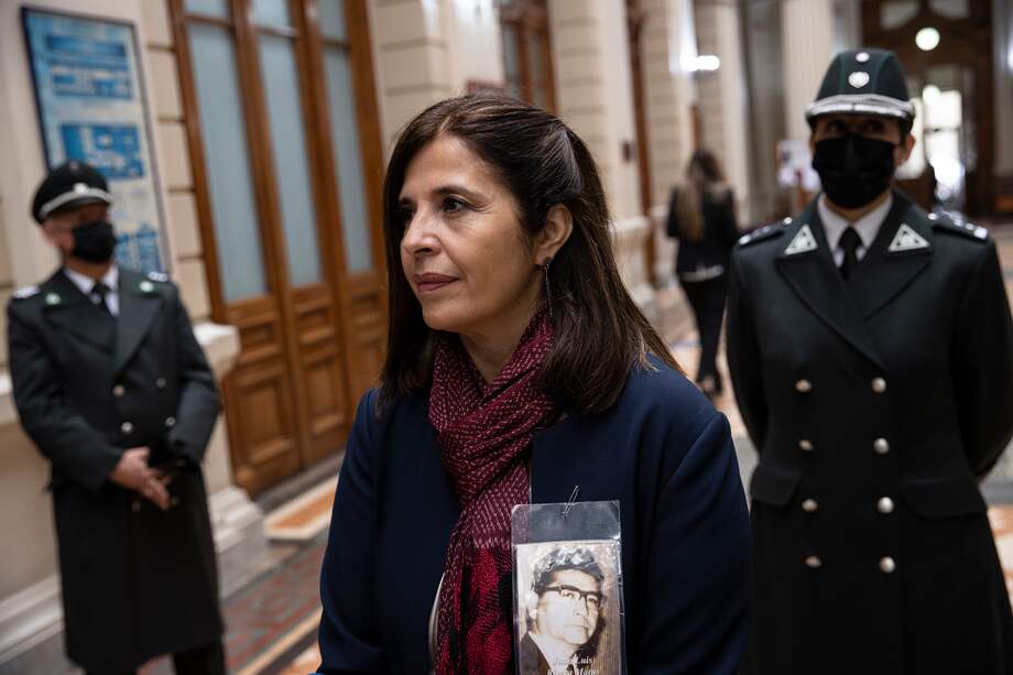 Marcela Ríos, exministra de Justicia de Chile, pertenece a Convergencia Social, partido que se define como “feminista, socialista y libertario”, y que forma parte del Frente Amplio, la coalición de formaciones de la izquierda que sostiene al presidente Boric.