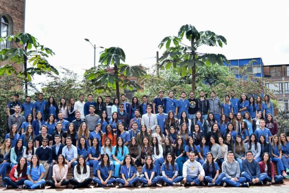 Estos son los estudiantes que se graduaron el viernes. / Cortesía U. Rosario - Andrea Susana Castro
