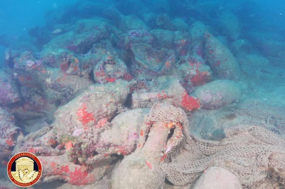 Un pecio de la época romana, que presumiblemente data de entre los siglos II y I a. C.,cargado con cientos de ánforas fue hallado a unas tres millas de la costa de Mazara del Vallo, en la isla italiana de Sicilia.
