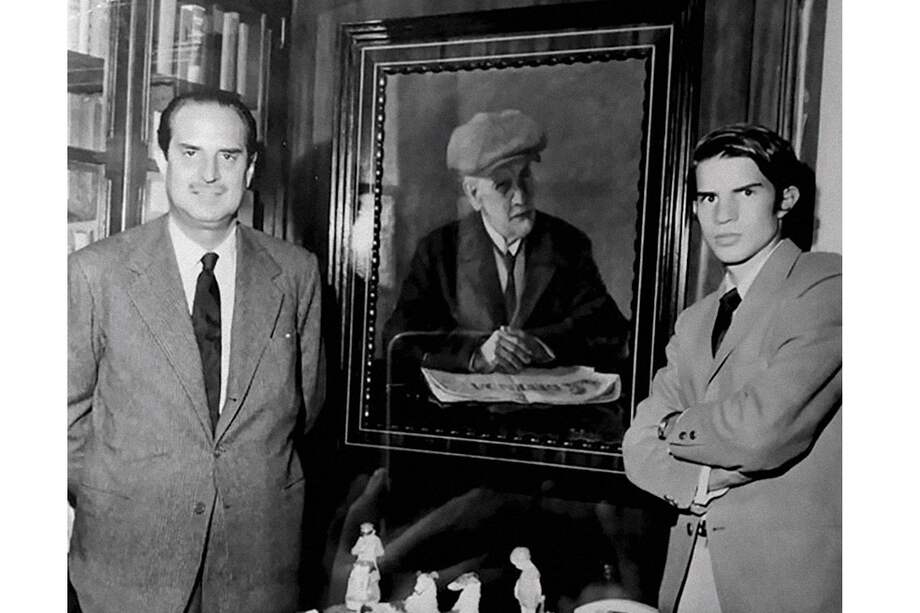 Douglas Botero Boshell y Mauricio Botero, posando al lado del retrato de su bisabuelo, gobernador de Antioquia en 1889. / Archivo particular