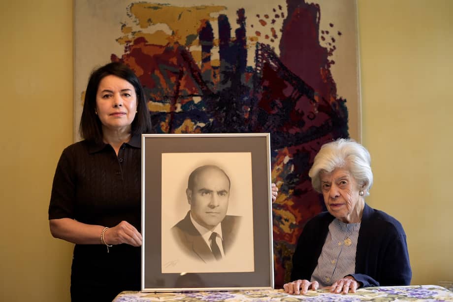 Ana María Baquero y su madre, Susana Sampedro, recuerdan al magistrado Hernando Borda, asesinado hace 40 años.