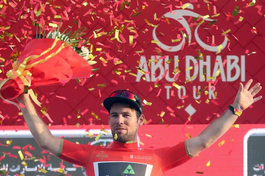 El ciclista británico Mark Cavendish luce la camiseta de líder de la Vuelta a Abu Dabi. / EFE
